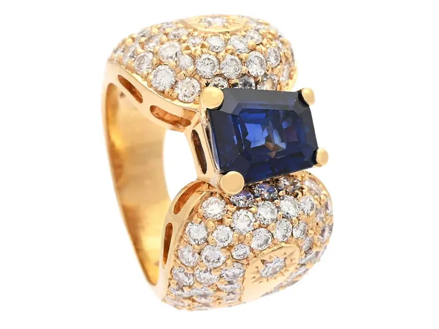 RING, 18K guld, safir ca 4,83 ct, 112 briljantslipade diamanter ca 4,58 ctv, ca R-W/VVS-VS, stl 17,75 mm, vikt 21,4 g, safiren rör sig i fattningen och har små nagg, enstaka diamanter har nagg och skador, kopia på värderingsintyg av Ribbhagen från 1995.