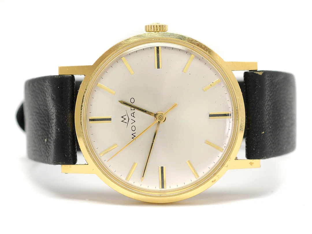 MOVADO, herrur, 34 mm, Cal 2542, Boett nr. 126214029, 18K guld, manuell, plexiglas, skadad urtavla, gravyr, läderband, originalspänne i gulmetall, ca 1969. — Klockor/Movado — Kaplans