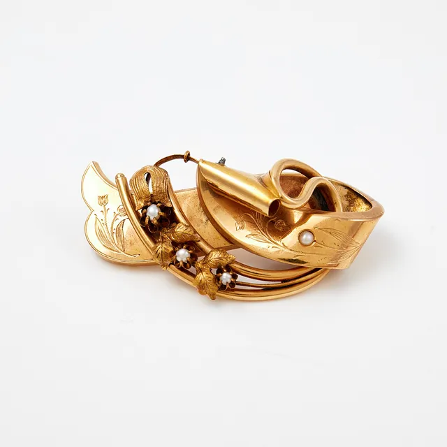 BROSCH, 18 k guld, med pärlor, Petterssons Eftr Juvelerar Ab Joh, Stockholm, 1913.