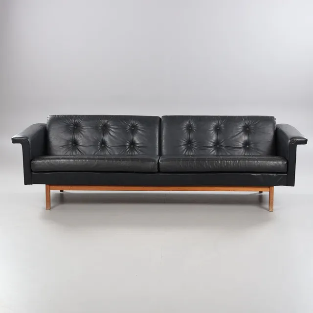 KARL ERIK EKSELIUS. SOFFA. 3-sits, svart skinn. JOC, Vetlanda, 1960-tal.