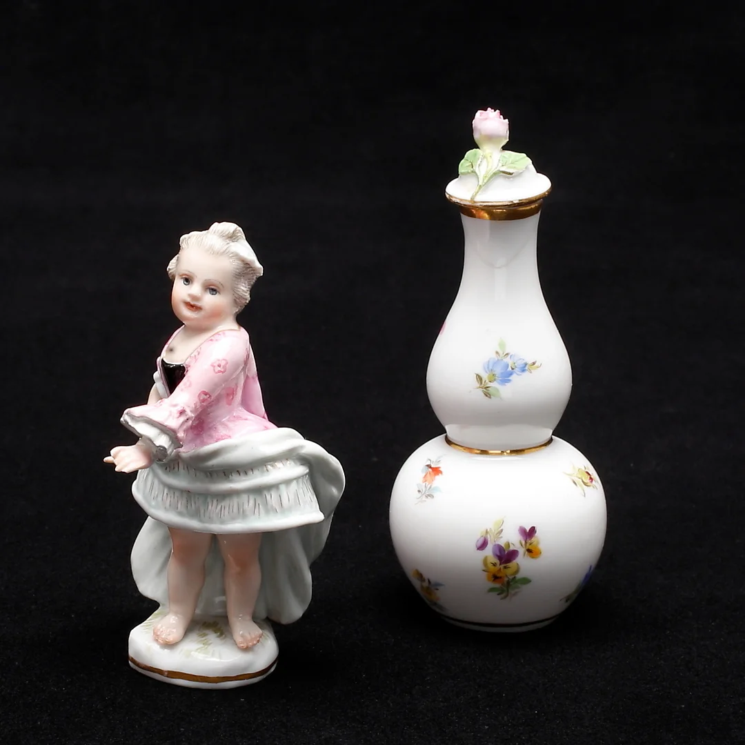 FLACON och FIGURIN i porslin, Meissen 1800-tal. — European — Garpenhus Auktioner