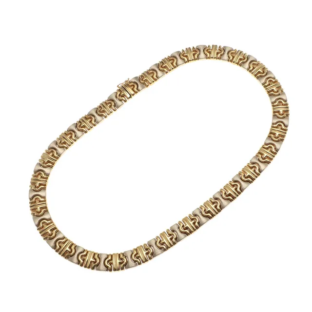 AN 18CT TWO COLOUR GOLD NECKLACE.