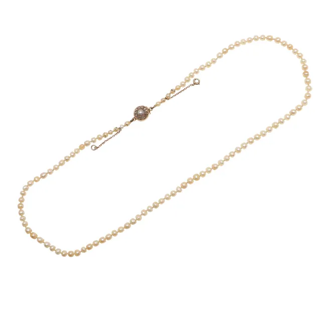 A SINGLE ROW NATURAL PEARL NECKLACE.