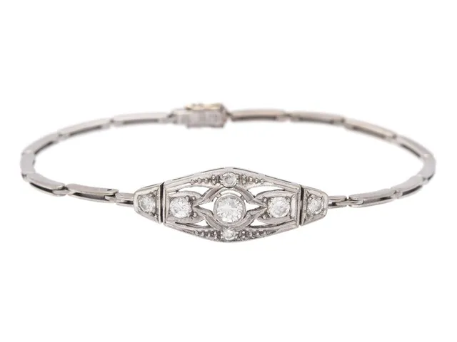 ATELIER AJOUR, armband, 18K vitguld, 7 briljantslipade diamanter ca 0,50 ctv ca TW-W/VS, längd 17 cm, vikt 9,8 g.