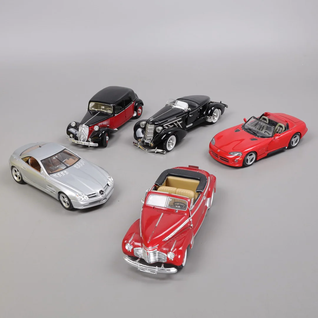 MODELLBILAR, 5 st, metall(plast, 1900/2000-tal. — Model cars — Växjö Auktionskammare