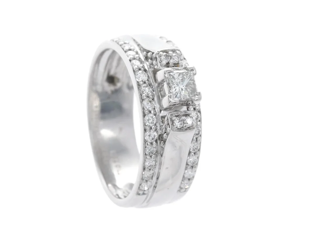 RING, 18K vitguld, briljant och prinsesslipad diamant ca 0,65 ctv, ca TW-W/VS, stl 17,25 mm, vikt 6,5 g. — Smycken/Ring — Kaplans