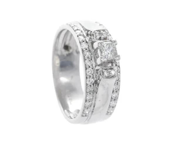 RING, 18K vitguld, briljant och prinsesslipad diamant ca 0,65 ctv, ca TW-W/VS, stl 17,25 mm, vikt 6,5 g.