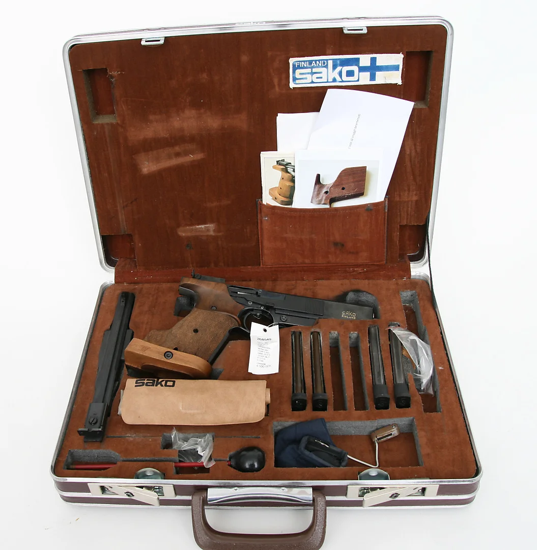 PISTOL MED VÄXELSATS, finsk, Halvautomatisk, fabrikat Sako, modell Tri-Ace, kaliber .22LR & .32S&W, tillv.nr 810273 & 810296, se-nr SE0117427 & SE0117428. — Pistols — Mauritz Widforss