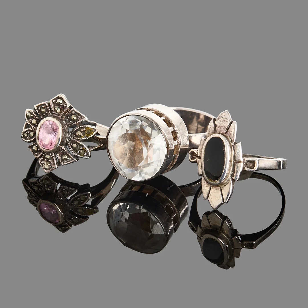 RINGAR, 3 st, silver, bergkristall, markasiter, glassten. — Rings — Crafoord Auktioner Stockholm