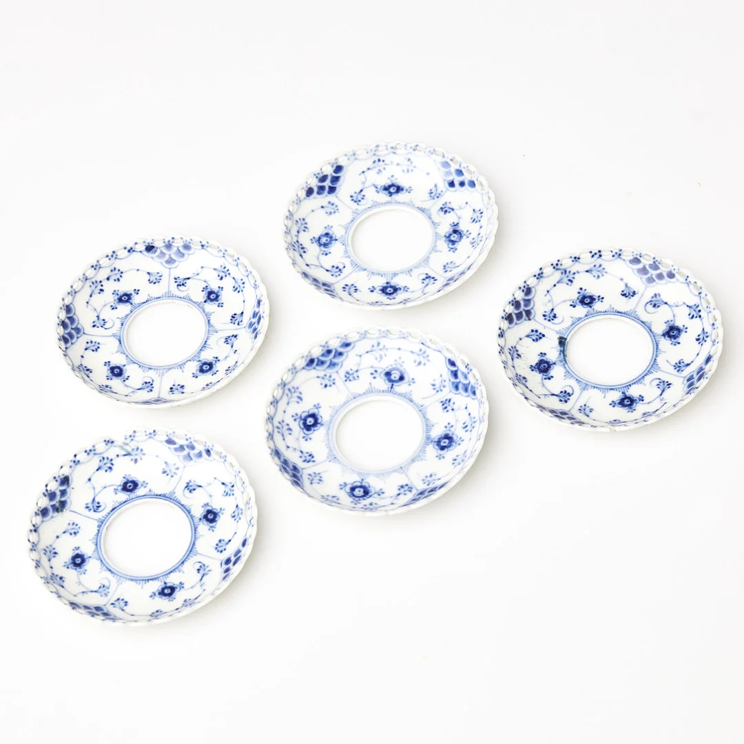 ROYAL COPENHAGEN. 3+2 st, ljusmanschetter, helblond, musselmalet, nr 1009, porslin. — European — Stockholms Auktionsverk Sickla