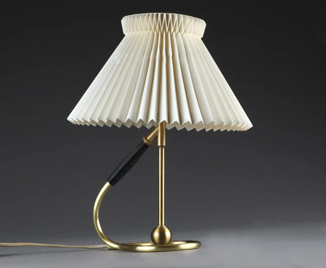 Kaare Klint. Bordlampe/væglampe af messing, model 306 — Lamps and lighting/Table lamps — Lauritz