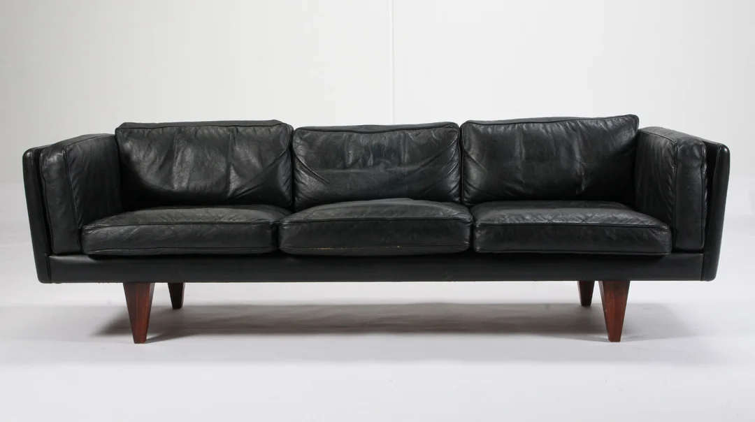Illum Wikkelsø. Three-person free-standing sofa, model V11. rosewood / aniline leather / rosewood. The 1960s — Furniture/Lounge suites, sofas — Lauritz