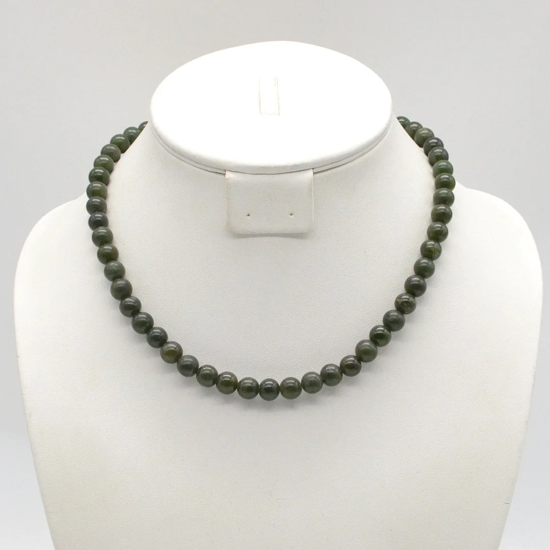 PERLENCOLLIER AUS AVENTURIN, POLIERTE OBERFLÄCHE, VERGOLDETER VERSCHLUSS AUS STERLINGSILBER, UM 1950, CA. 44 CM. — Necklace — Kunst- und Auktionshaus Kleinhenz