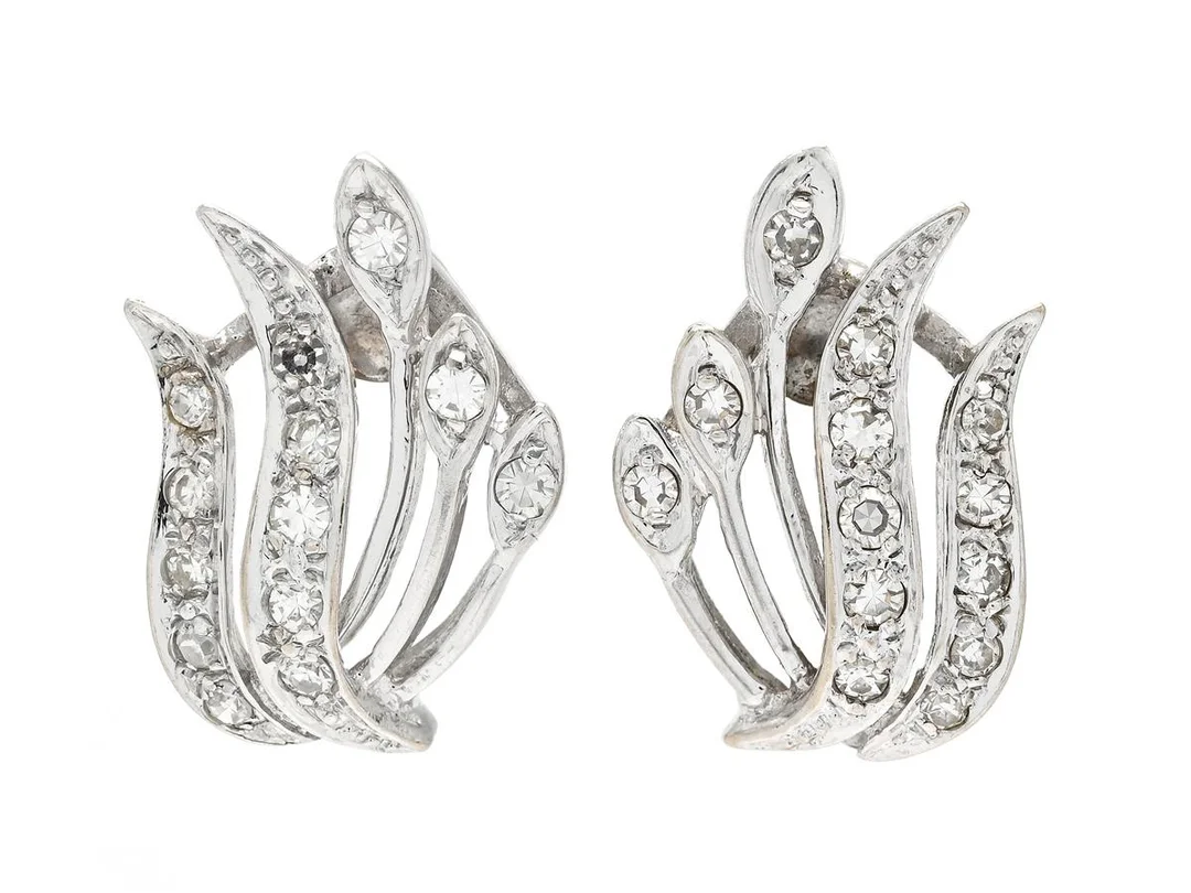 ÖRHÄNGEN, 18K vitguld, 26 åttkantslipade diamanter ca 0,35 ctv, ca W/VS, höjd 17 mm, stift/clips. — Smycken/Örhängen — Kaplans