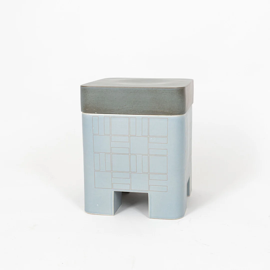 MINNI LUKANDER. KERAMIK UURNA MED LOCK, Arabia 1980-tal. — European — Stockholms Auktionsverk Helsinki