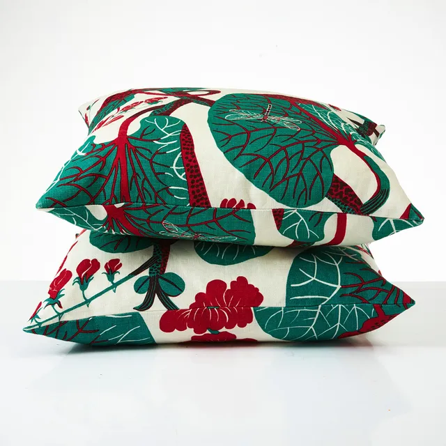 JOSEF FRANK. Kuddar, 1 par, Firma Svenskt Tenn, klädda i Josef Frankkretongen Aramal i linne.