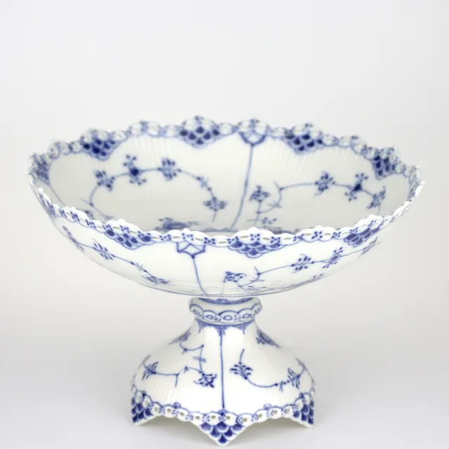 SKÅL PÅ FOT, "Musselmalet helblond", nr 1022, porslin, Royal Copenhagen, Danmark.