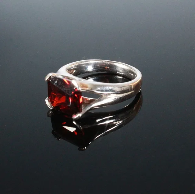 Ring mit dunkelrotem Glasstein, 925er Silber.