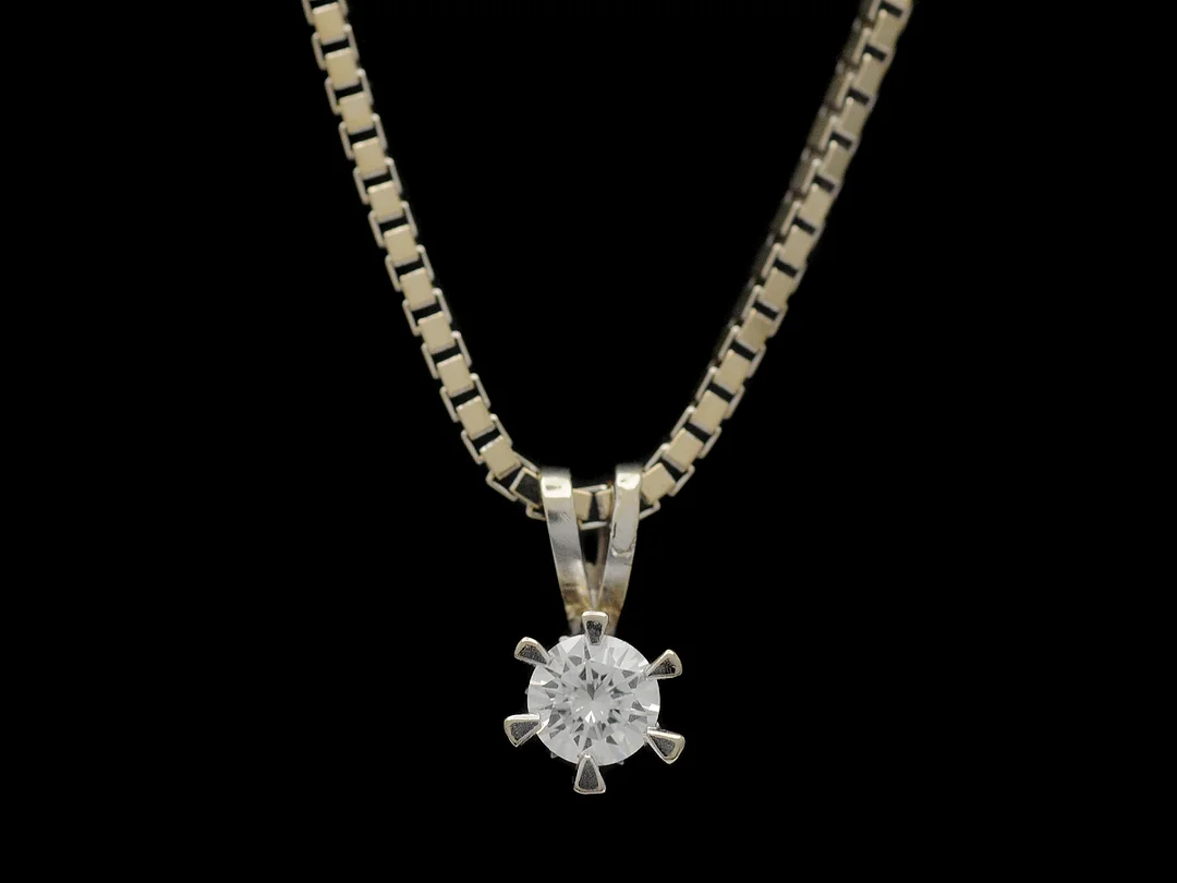 HÄNGE/KEDJA, 18K vitguld (hänge), briljant ca 0,25 ct, ca TW/VS, kedja (18K ljusgult guld) Venezia 39 cm, vikt totalt 6,4 g. — Smycken/Hänge med kedja — Kaplans