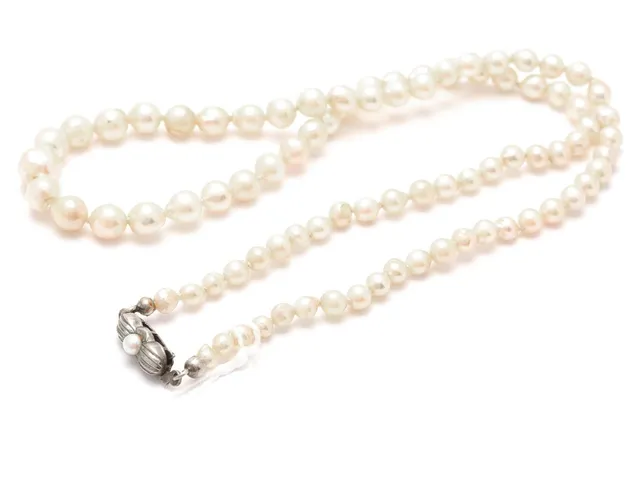 Pärlcollier, odlade saltvatten Akoya, doserat 3,6-7,2mm 46cm, lås S835, slitage och trasig pärla