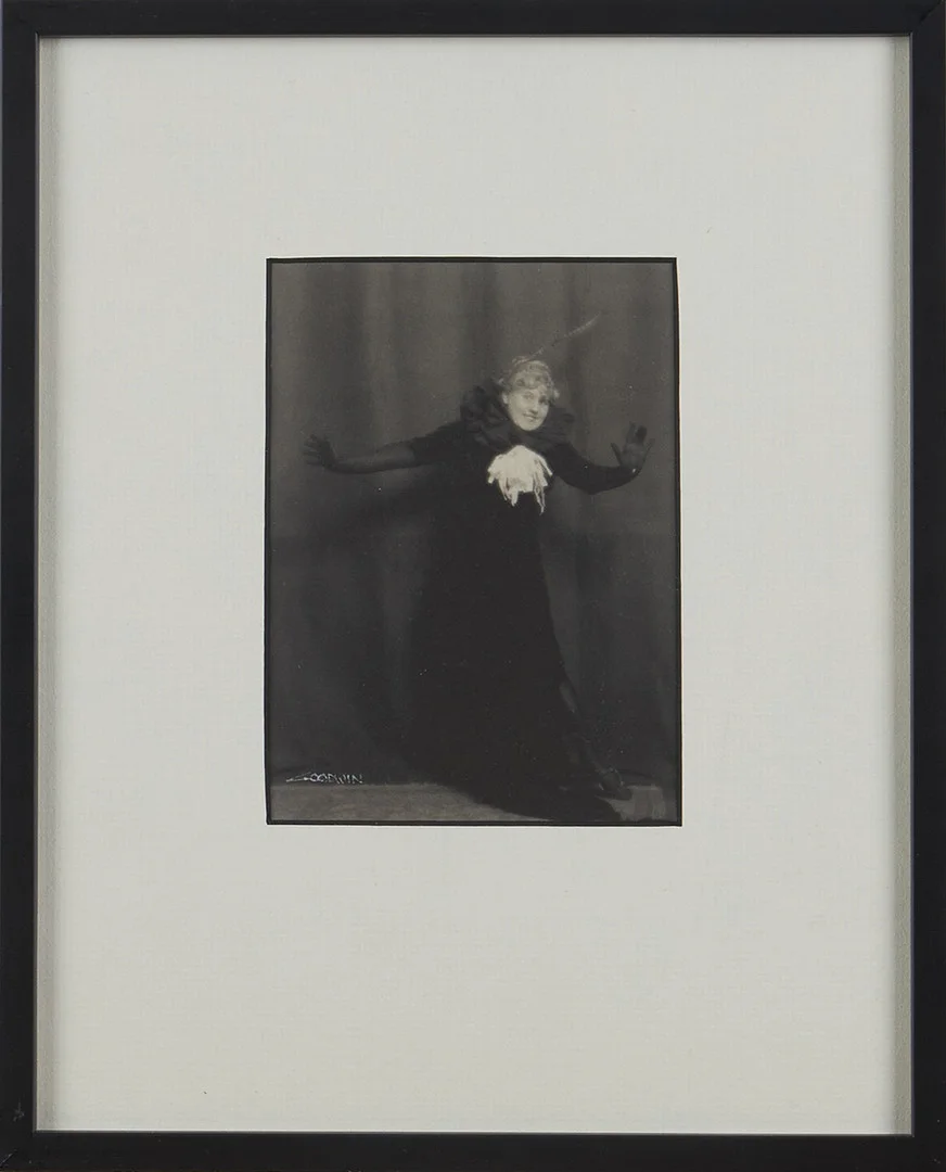 HENRY B GOODWIN. (1878-1931): Anne Vidfors, signerad Goodwin, gelatinsilver fotografi. — Photography — Stockholms Auktionsverk Magasin 5