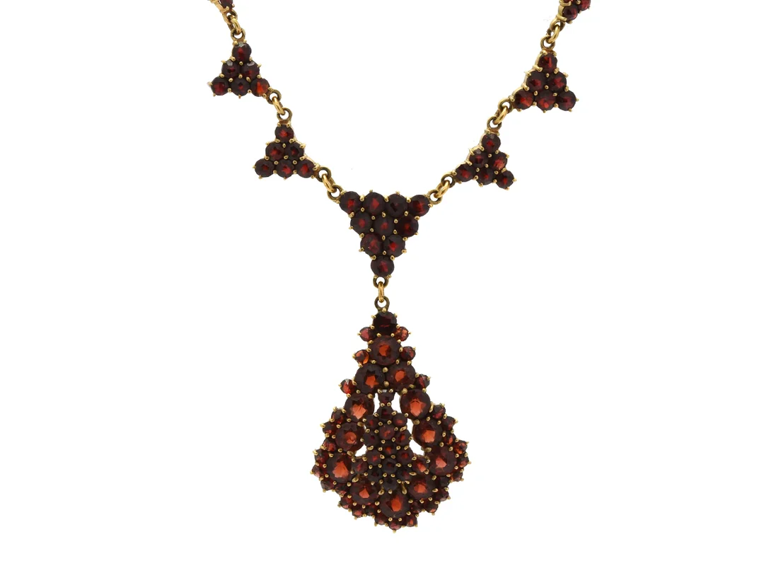 COLLIER, gulmetall, granater, längd 41 cm, säkerhetskedja, 8 granater skadade, några med nagg. — Smycken/Collier — Kaplans