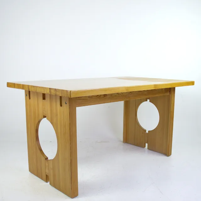 GILBERT MARKLUND. Matbord, stavlimmad lackad furu, brännmärkt Furusnickarn i Flarken, 1970-tal.