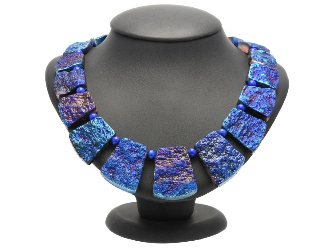 COLLIER, behandlade Agatplattor, kulor av Lapis lazuli, trädd på vajer, lås i sterlingsilver, längd 42 - 46 cm. — Smycken/Collier — Kaplans