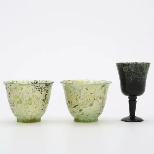 KOPPAR samt GLAS PÅ FOT, 3 delar, jade, Kina, 1900-tal.