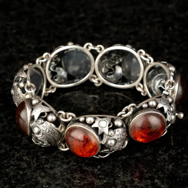 NILS ERIK FROM. Armband, sterlingsilver och bärnsten, Danmark.