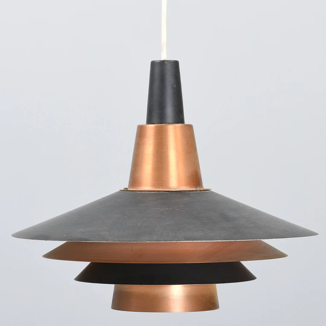 DANSK DESIGN. Pendel i matsort metal og kobber, 1960'erne. — Ceiling lights — Sørensen Auktioner