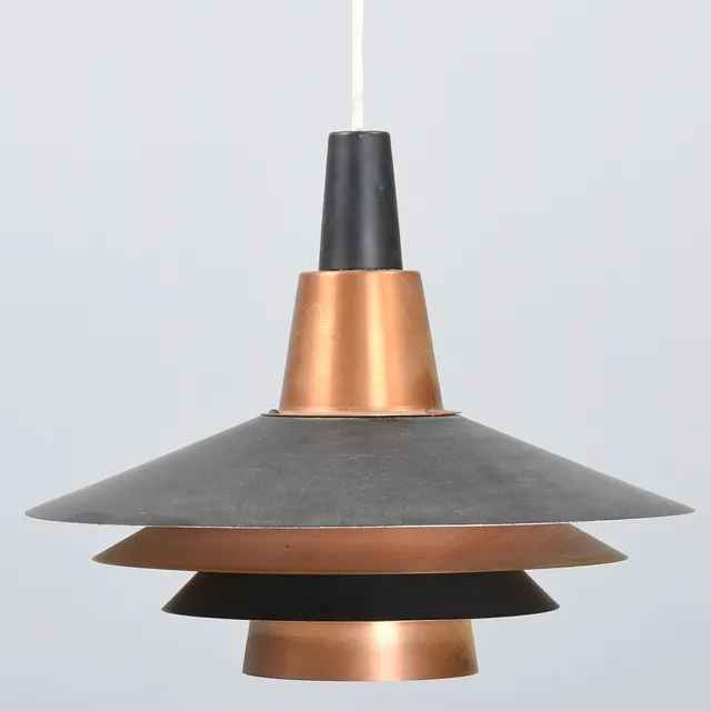 DANSK DESIGN. Pendel i matsort metal og kobber, 1960'erne.