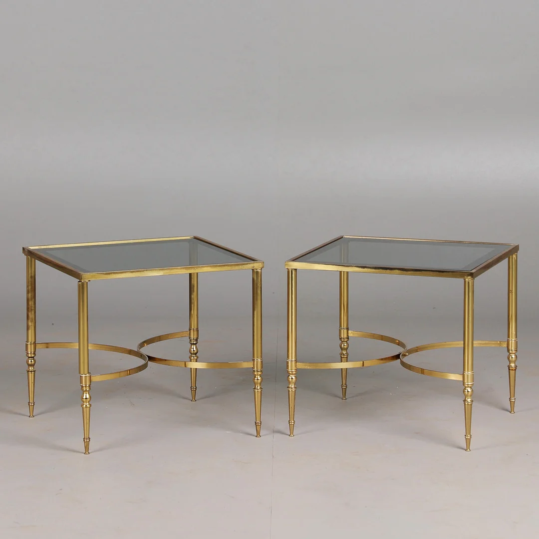 Zwei Beistelltische / Couchtische, Messing, Rauchglas, 1960er/70er Jahre, Frankreich (2). — Tables — Stockholms Auktionsverk Köln