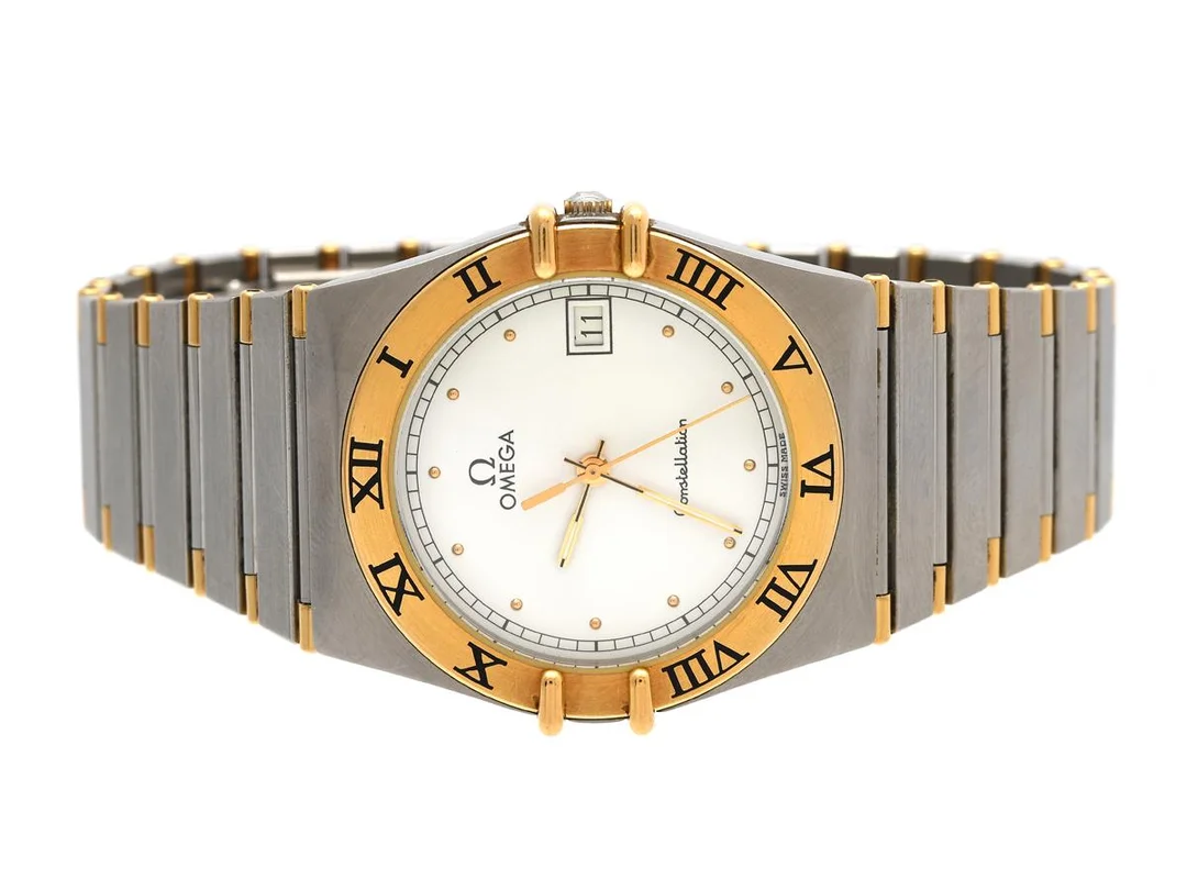 OMEGA, Constellation, Cal 1441, Serie nr. 50571998, Ref nr. DB 396.1080, Boett nr. 396.1070/396.1080 (LL), herrur, 32,5 mm, stål/guld, quartz, safirglas, datum, defekt (går ej, servicebehov), integrerad originallänk (halvstav), viklås, Ref nr. 1448/431, ca 1988, box. — Klockor/Omega — Kaplans