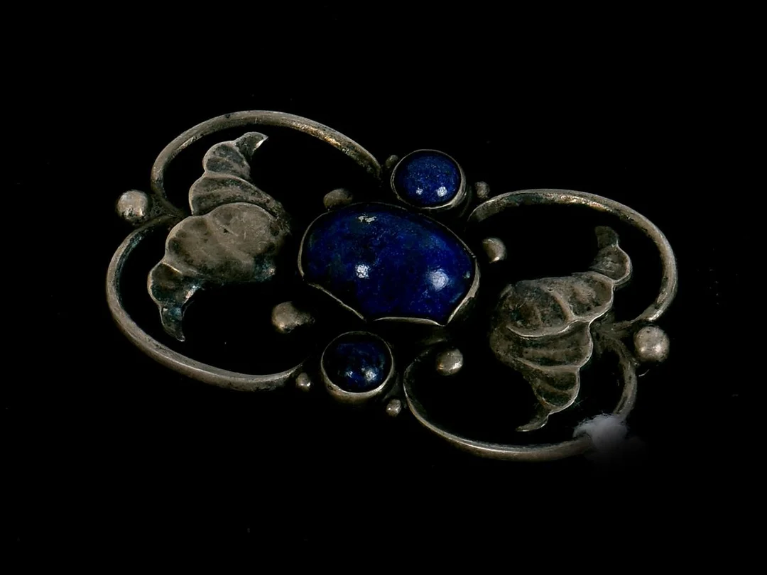 Brosch S830 8,8g med blåa stenar 4,5cm bredd 2,5cm — Smycken/Brosch — Kaplans