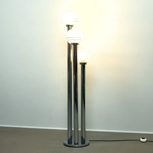 TARGETTI SANKEY. Stehleuchte / Lampe, Metall, Chrom, 1970er Jahre, Italien.