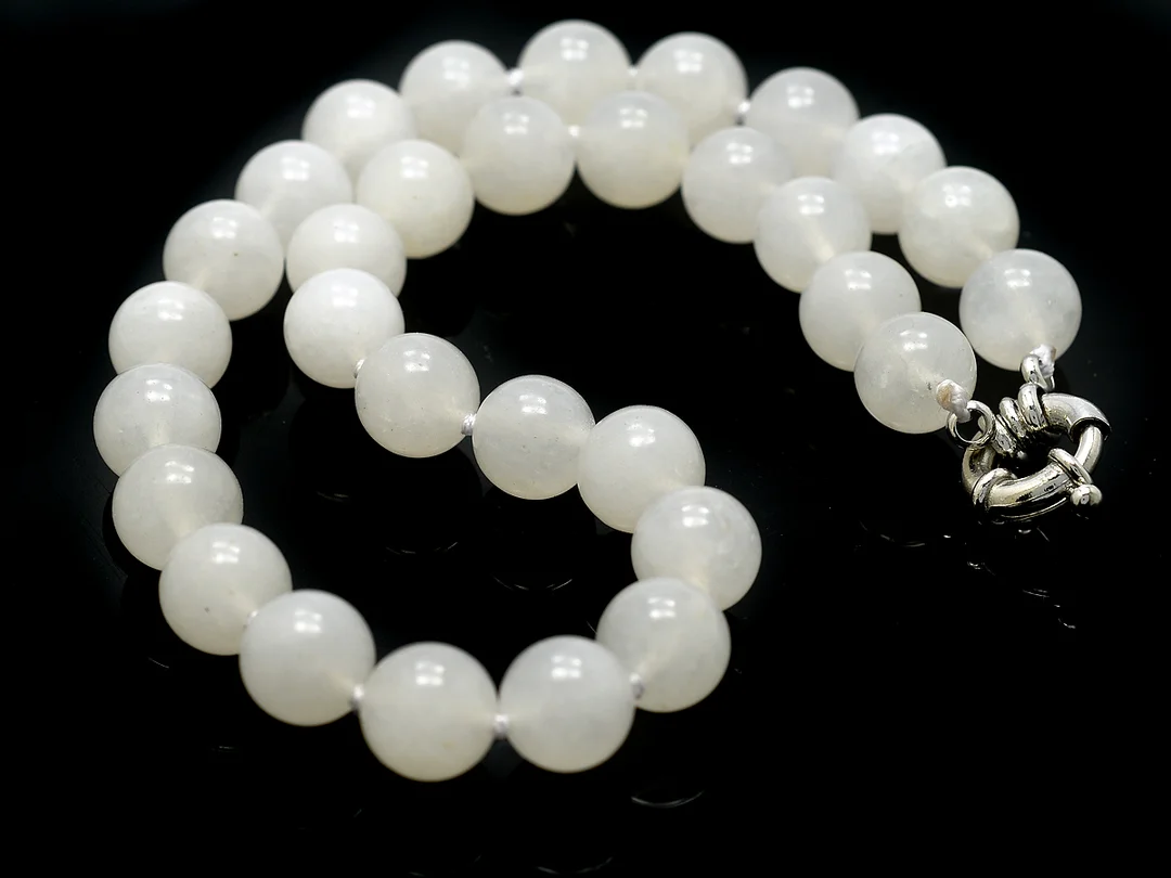 COLLIER, vit jade, kulor 11,8 - 12 mm, lås, vitmetall, längd 44 cm. — Smycken/Collier — Kaplans