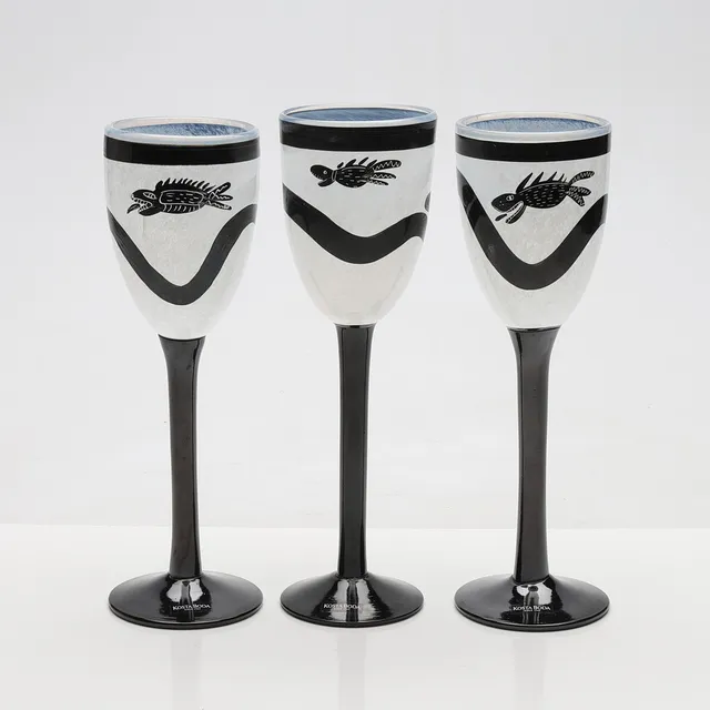 ULRICA HYDMAN-VALLIEN. Glas på fot, 3 st, Artist colection, signerade.