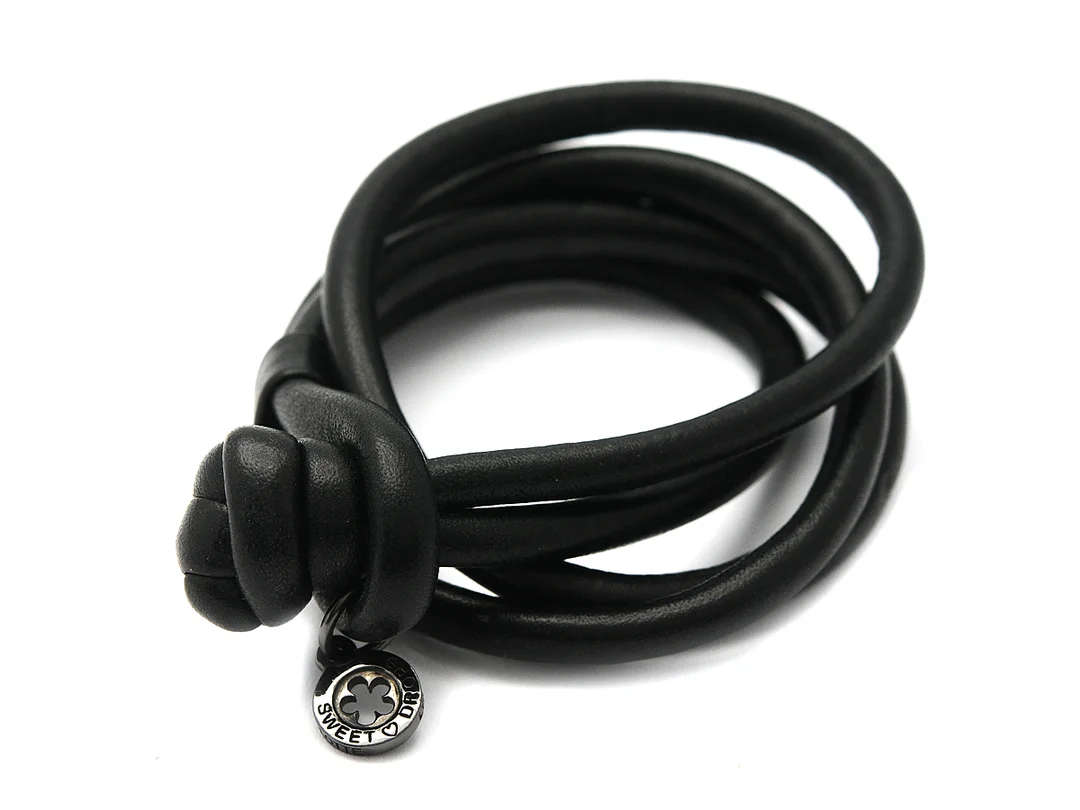 OLE LYNGGAARD, läderarmband, till Sweet Drops, design Charlotte Lyngaard, längd 36 cm, originaletui. — Smycken/Armband — Kaplans