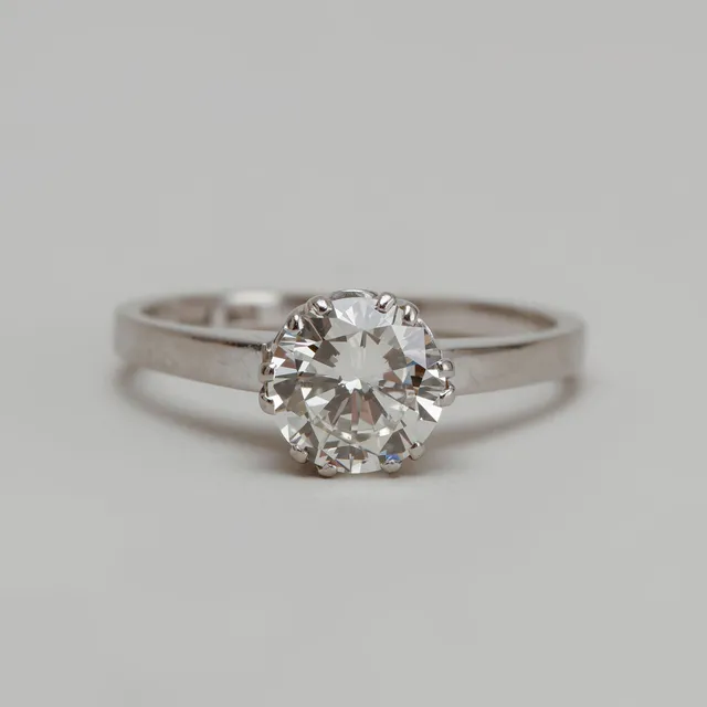 RING, 18k vitguld med briljantslipad diamant ca 1,09 ct, Axel Bergman, Stockholm,1961.