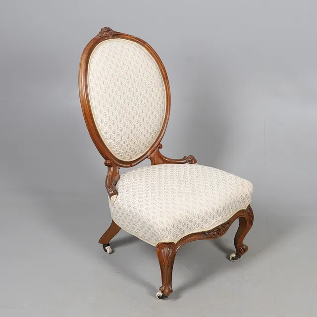 A VICTORIAN WALNUT FRAMED SPOON BACK SALON CHAIR.