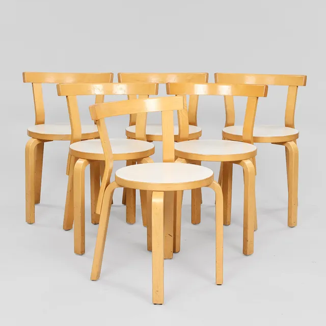 ALVAR AALTO. Et sæt på seks stole af birk, sæder med hvidt laminat, model nr. 68, Artek, Finland, formgivet 1935, (6).