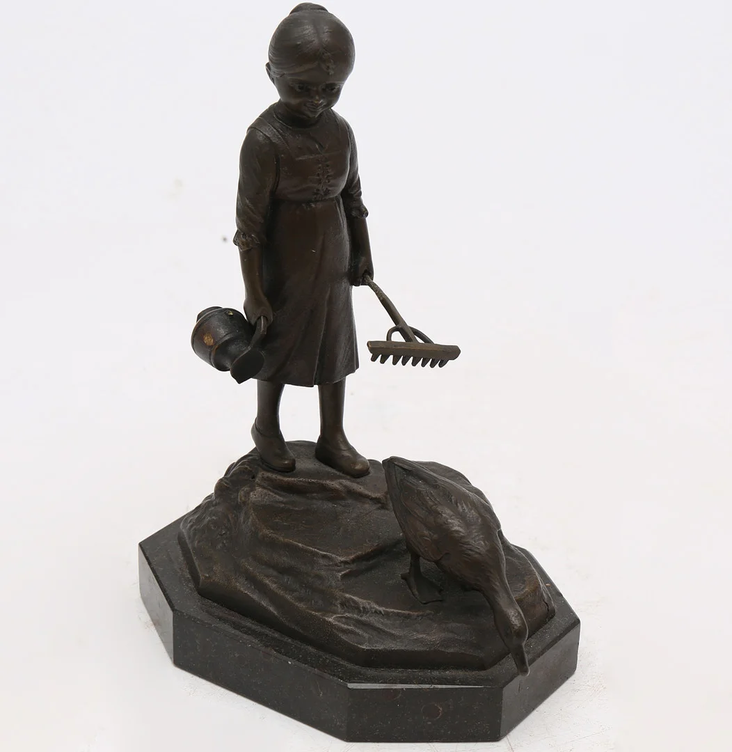 FRENCH SCHOOL, FIRST HALF OF THE 20TH CENTURY. A girl. — Sculptures & Bronzes — Balclis