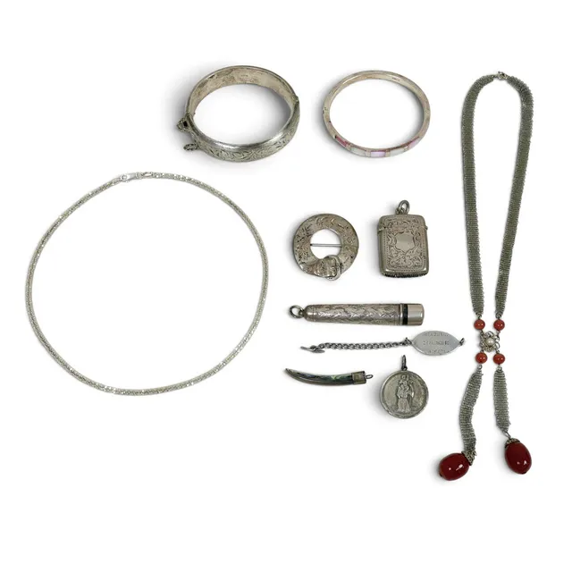 A COLLECTION OF SILVER INCLUDING JEWELLERY.