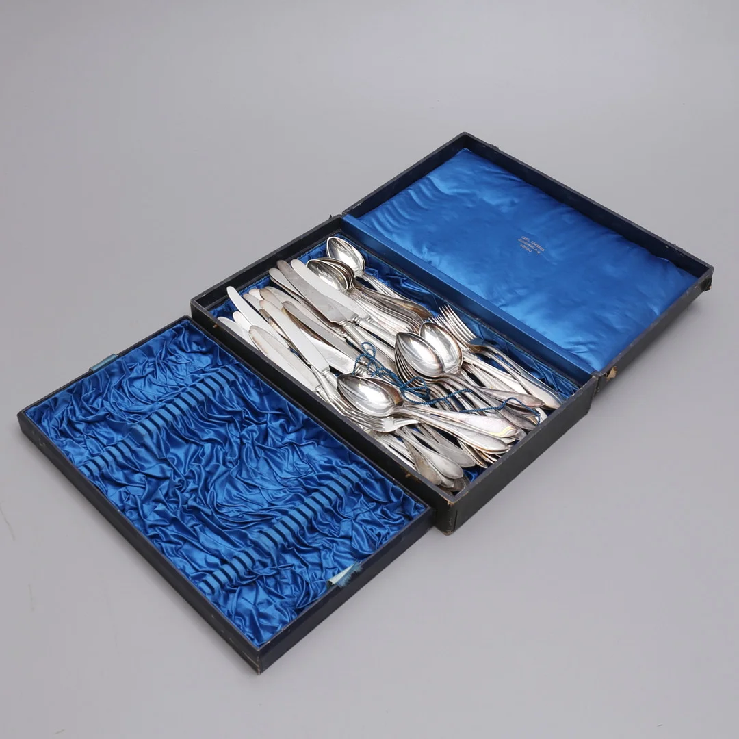 BESTICKSUPPSÄTTNING, 66 delar, nysilver, i schatull. — Silver plated — Auktionshuset Thelin & Johansson