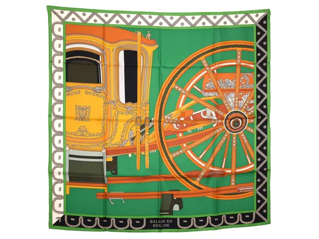 HERMÈS, SCARF, Balade En Berline Vert, Wlodek Kaminsk, 100% siden, 90x90 cm, multifärgad, grön, orange, svart, originalask. Excellent Condition.
