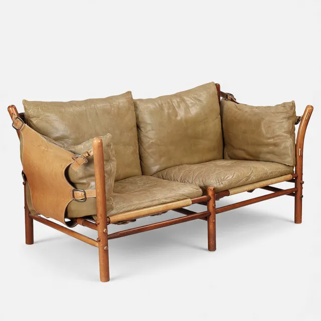 ARNE NORELL. "Ilona" 2-personers sofa af læder og bøg, Arne Norell AB, Aneby, 1970'erne.