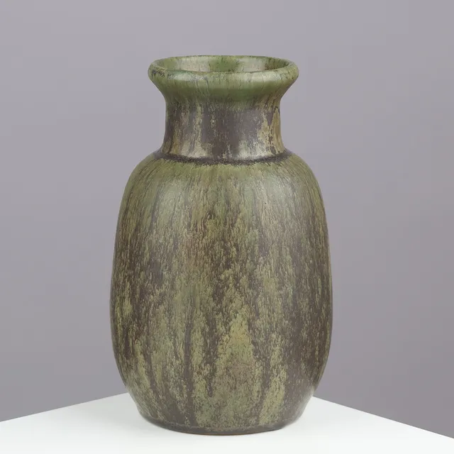 CARL HALIER (1873-1948). Vase af glaseret stentøj, dekoreret med grønlig glasur, Københavns Stentøjsbrænderi, Danmark, 1927.