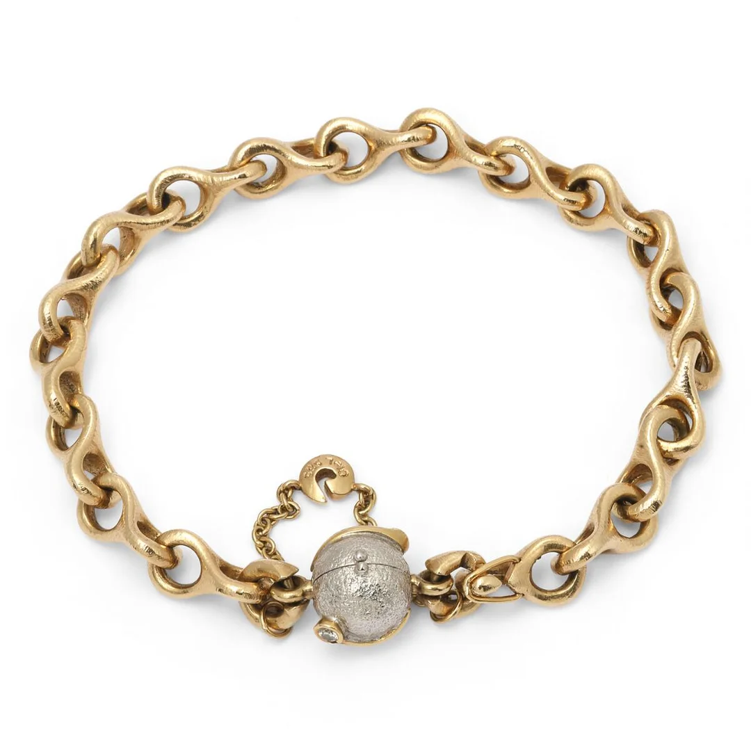 A “Smile” clasp set with brilliant-cut diamonds, mounted in 14k gold and white gold. On a bracelet of 14k gold. Weight in total app. 30 g. Clasp 10 mm. L. 19 cm. (2) — Jewellery/Bracelets — Bruun Rasmussen