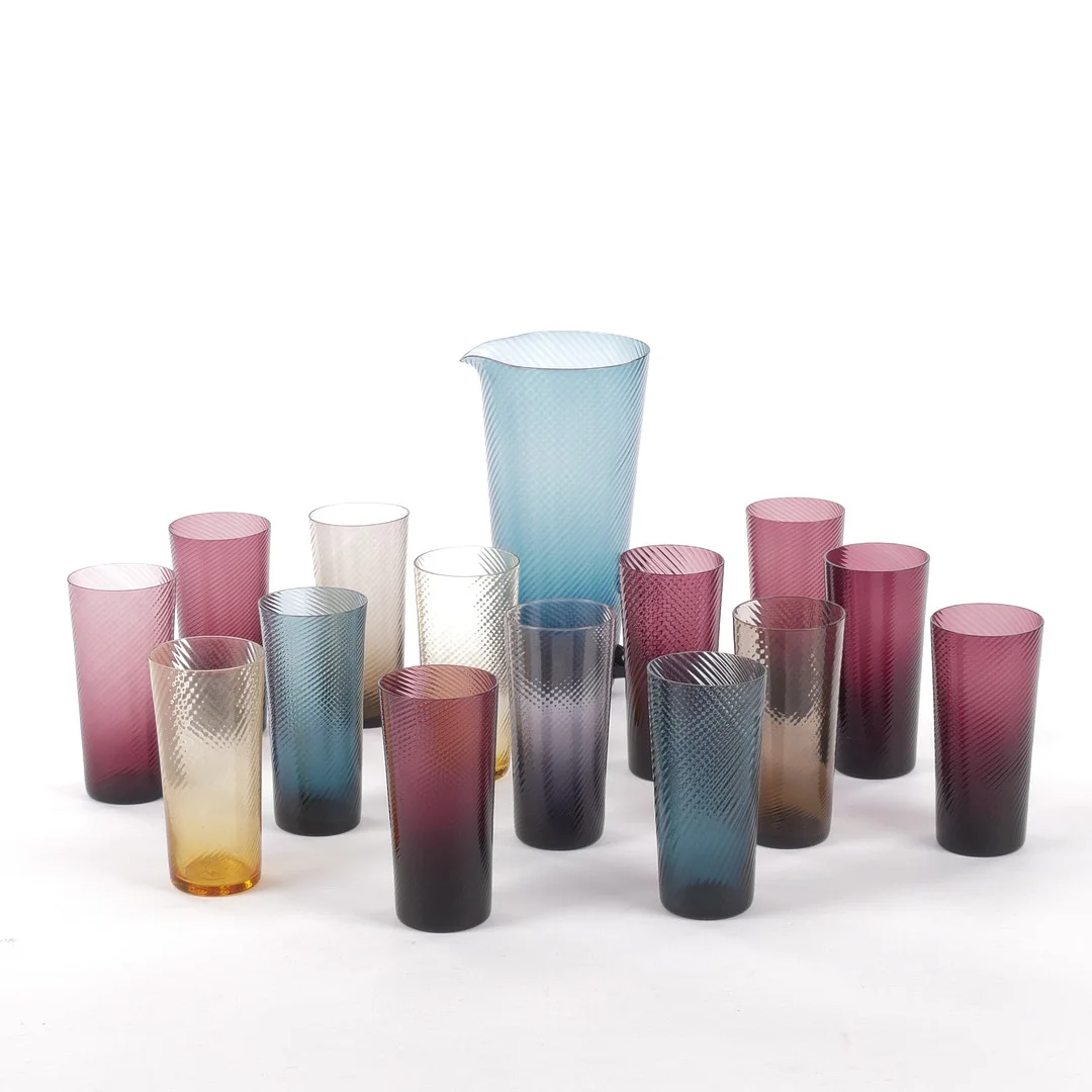 LENNART ANDERSSON. Saftservis, 15 delar, "Snoddas", olikfärgat glas, Gullaskruf. — Tableware — Auktionsfirma Kenneth Svensson i Kalmar